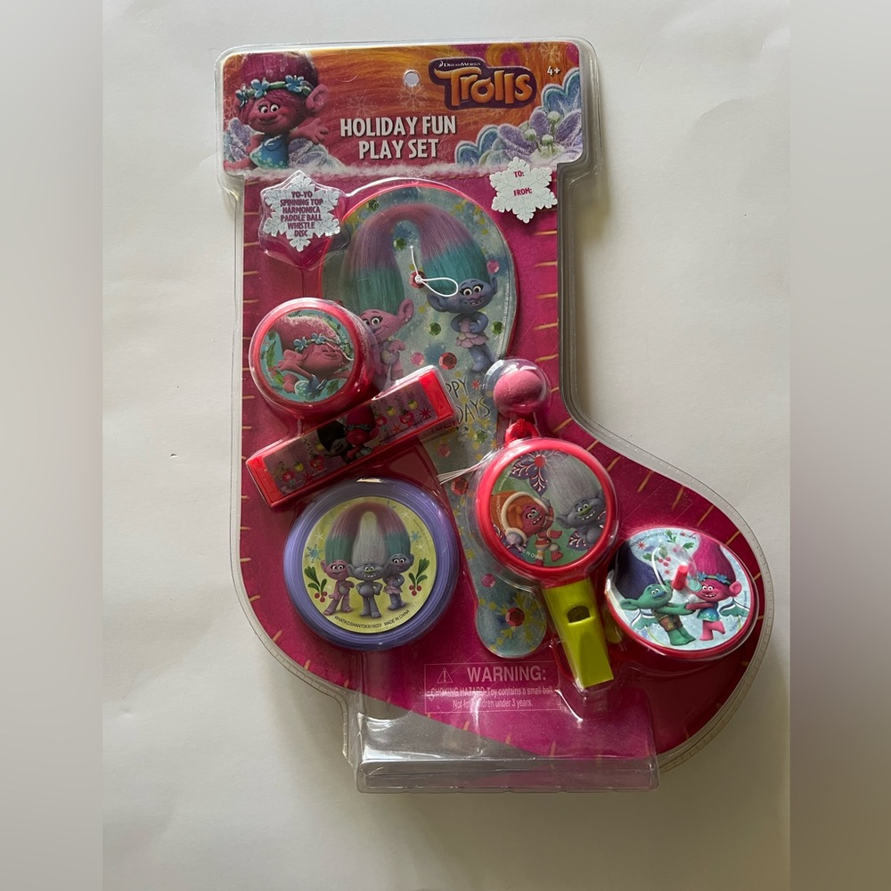 Trolls Holiday Fun PlaySet-Yo yo, spin top, hermonica, whistle, flying Disc-New